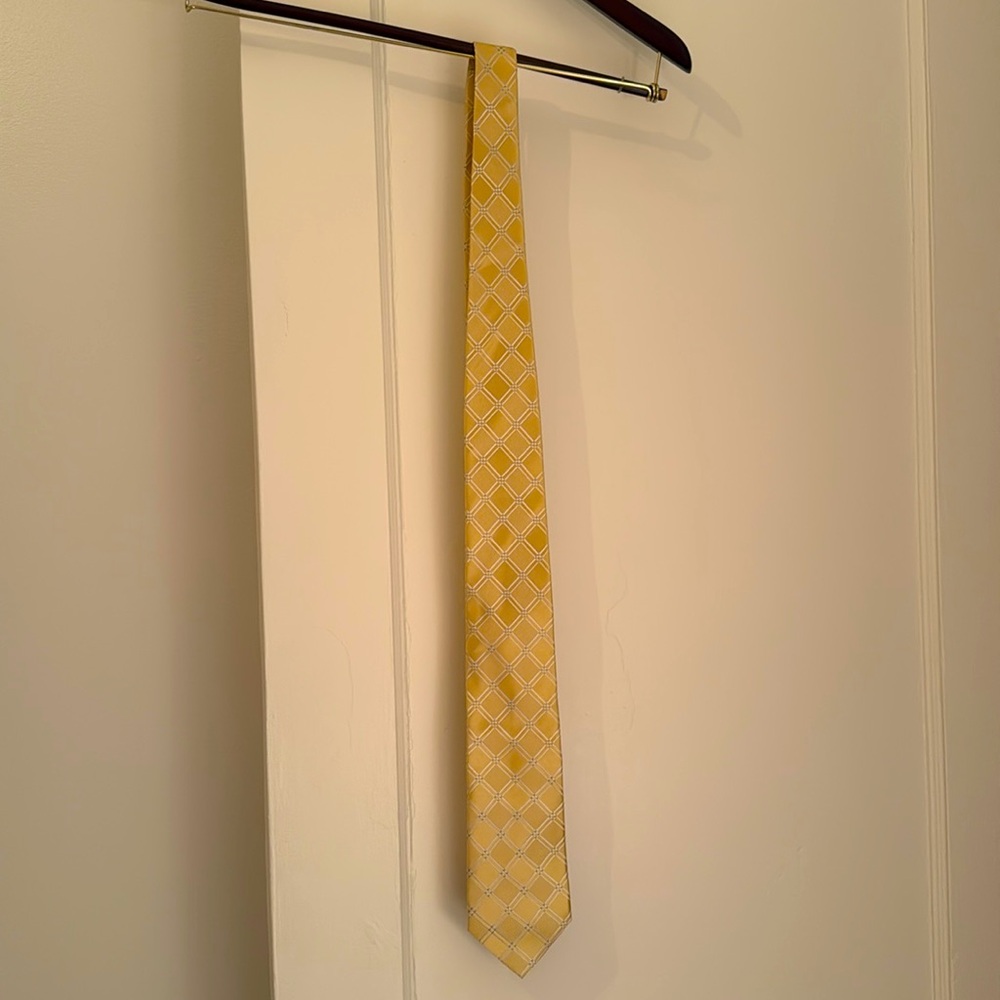 Gold patterned tie